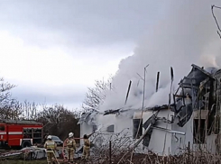 В СОТ «Здоровье» под Анапой горит частный дом – на месте работают пожарные