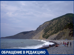 Отдыхающая пожаловалась на запах и «чёрную жижу» в море на пляже в Сукко под Анапой