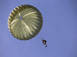 В День парашютиста в Анапе по-прежнему жара