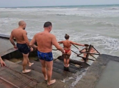 Слабоумие или отвага: анапчане продолжают купаться в штормящем море