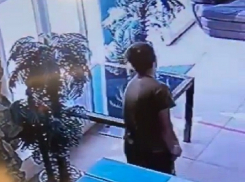 Вор в Анапе вынес в шортах украденный мобильник