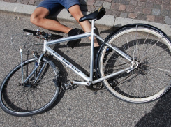 На пешеходном переходе в Анапской велосипедист разбил лобовуху «жигулям», но остался жив