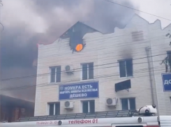 Прямо сейчас в центре Анапы горит гостиница. Огонь уже захватил мансардный этаж