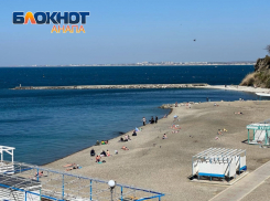 «Солнце объявило прожарку»: жители и гости Анапы уже вовсю загорают на пляже