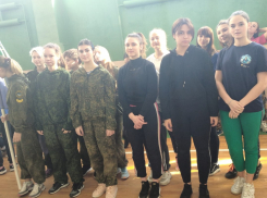 Анапчанки Ирина Деревянко и Анастасия Романова показали, как они владеют оружием