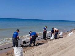 В Анапе усилили защиту побережья из-за угрозы загрязнения нефтепродуктами