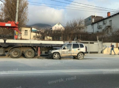 Рядом с Анапой, в Новороссийске мужчина едва не поплатился жизнью в ДТП с эвакуатором