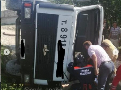 В Сукко под Анапой мужчину зажало под грузовиком