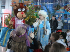 Полицейский Дед Мороз устроил на анапском ж/д вокзале новогоднее шоу