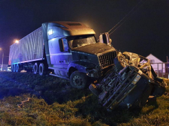 Смертельное ДТП: недалеко от Анапы большегруз смял микроавтобус с людьми