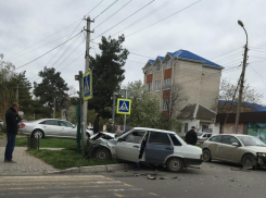 В Анапе одна «Лада» въехала в другую, зацепила иномарку и врезалась в столб