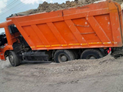 Под Анапой «Камаз» провалился в траншею и повредил трубы