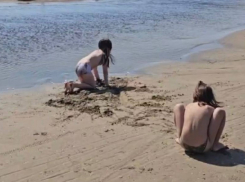 «Мама бросила. Вещи промокли»: анапчанка об оставленных на пляже детях