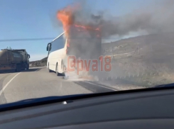 На трассе под Анапой горит пассажирский автобус