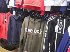 В Анапе на одном из рынков торговали поддельной одеждой