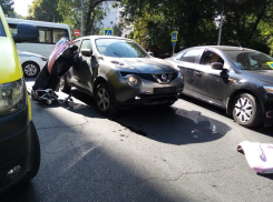 В Анапе мопед врезался в «Ниссан», а в Красном горели плавни