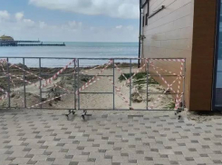 В Анапе оградили участки пляжа из-за работ по отсыпке песка