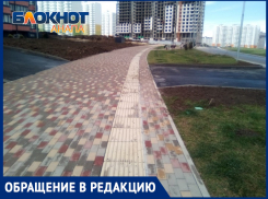 В анапском ЖК «Горгиппия» оборудовали странный подъезд к дому – через тротуар