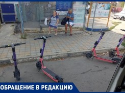 «Совсем обнаглели»: анапчанка рассказала о парковке самокатов на остановке 
