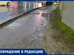 «По колено в грязи»: анапчанка просит благоустроить тротуар по улице Ленина
