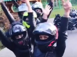 Анапские байкерши запустили в социальных сетях весёлый челлендж