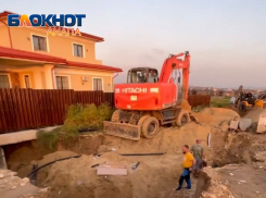 «Замки на песке должны устоять»: около домов коттеджного посёлка возле обрыва возведут подпорную стену