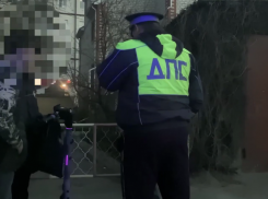 В Анапе полицейские остановили подростков за нарушения на электросамокатах