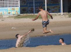 Пляж в Анапе в последний день весны: фоторепортаж