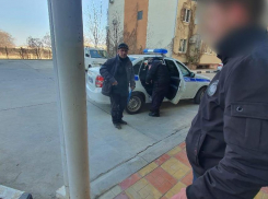 В Анапе мужчина украл у знакомого телефон, наушники и портативную колонку