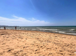 В Анапе спасли женщину во время очистки Черного моря от мазута