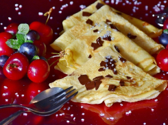 Анапчанка в блины добавляет пенное: во повезло мужикам!