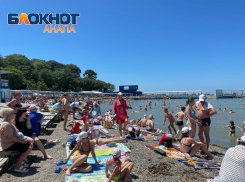 Вареная кукуруза и жаждущие загара отдыхающие: обстановка на пляже «Высокий берег» 
