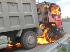 В Воскресенском под Анапой прямо на ходу загорелся самосвал