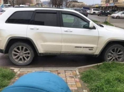 В Анапе автоледи на джипе наказали за неправильную парковку