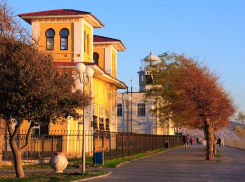 Прогуливаясь по Анапе у маяка, обязательно попадешь в историю!