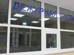 На ж/д вокзале Анапы бомж украл у мужчины мобильник и банковские карты