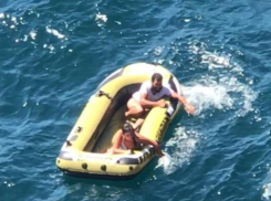  5 дней без еды и воды: пару на надувной лодке унесло в открытое море недалеко от Анапы