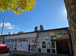 В Анапе задымился еще один торговый павильон – пожарные вскрывали крышу