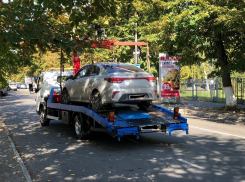 Куда в Анапе увозят машины, припаркованные под запрещающими знаками?