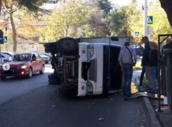 ДТП В Анапе: от столкновения со «Шкодой» грузовик перевернулся 