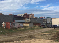 В Анапе бомжи устроили притон в гаражах 