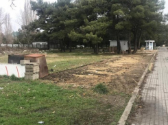 В Анапе владельцы незаконных роллетов и павильонов сами сносят свои постройки