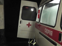 В Анапе авто вылетело на обочину и повисло на дереве: пострадали трое молодых людей 