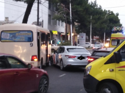 Прямо сейчас! В центре Анапы автобус попал в аварию, приехали две скорые