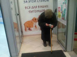 На центральной площади Анапы дети играют в футбол...хлебом