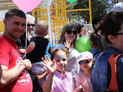 Первые посетители прокатились на 70-метровом колесе обозрения в Анапе