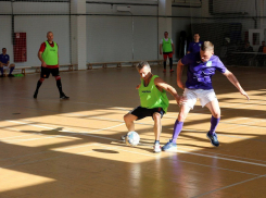 Отфутболили: команды мэрии и Совета Анапы провели товарищеский матч