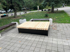 «Надгробные плиты»: странные лавочки появились в центре Анапы