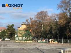 Стоит за забором: в Анапе устанавливают главную новогоднюю елку 
