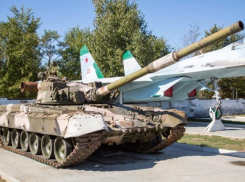 Парк военной техники в Анапе пополнился танком Т-80